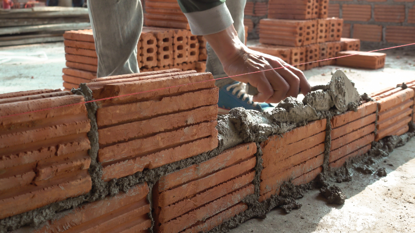 Fissuras, infiltrações e desalinhamentos na alvenaria têm causas técnicas previsíveis e prevenção possível, conforme explica Valderci Malagosini Machado.
