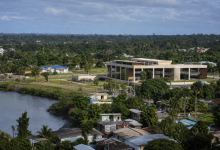 Vista ilustrativa de Oiapoque, no Amapá, com paisagem urbana e elementos que representam educação superior e desenvolvimento regional