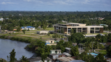 Vista ilustrativa de Oiapoque, no Amapá, com paisagem urbana e elementos que representam educação superior e desenvolvimento regional