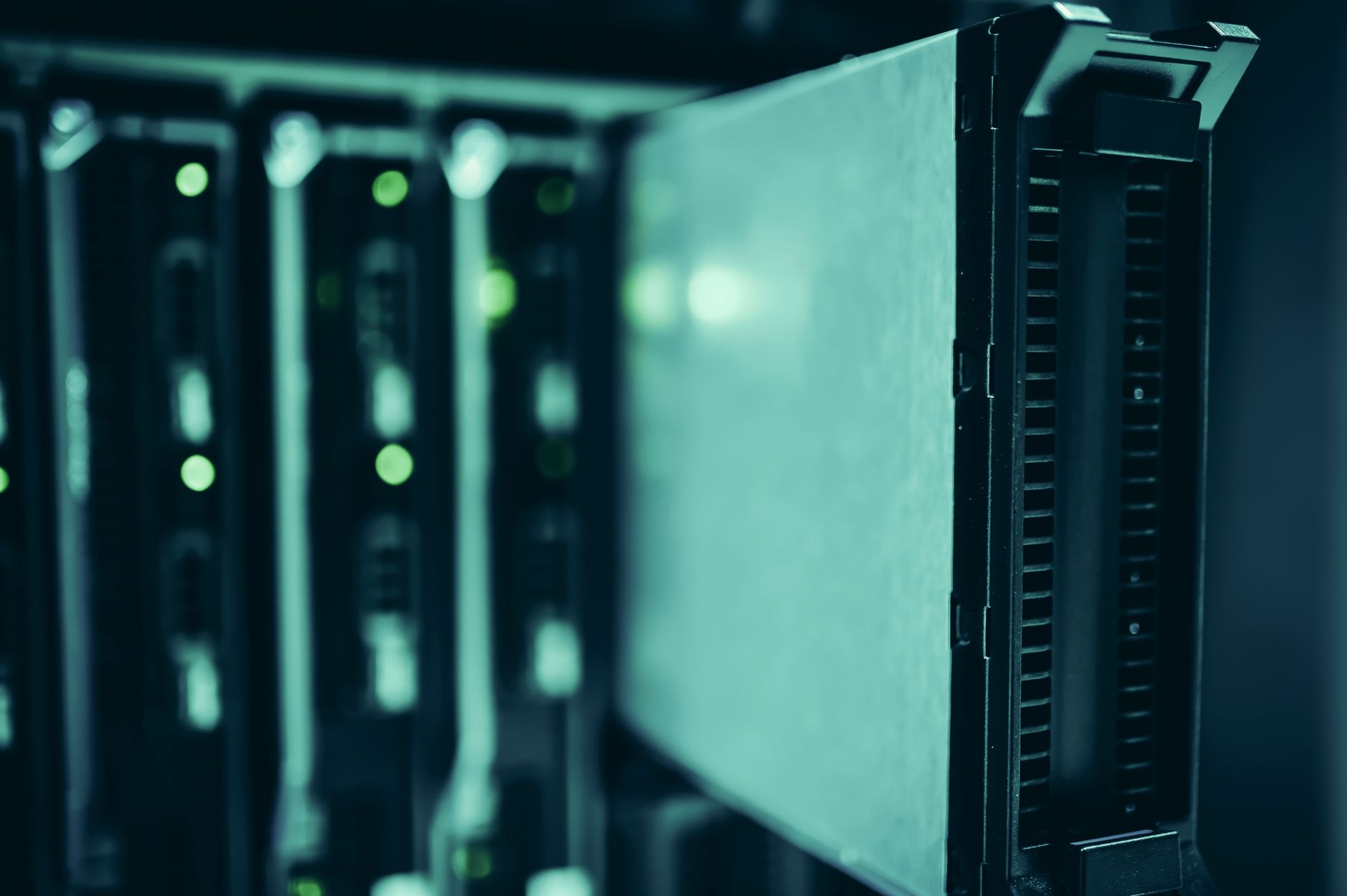 Close de racks de servidores em um data center moderno, com iluminação azul e indicadores luminosos.