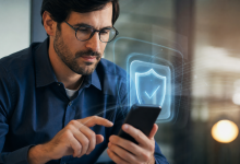 Pessoa usando celular para visualizar anúncio financeiro enquanto elemento visual de proteção representa segurança contra fraudes