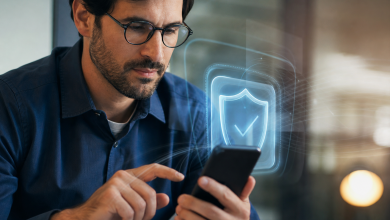 Pessoa usando celular para visualizar anúncio financeiro enquanto elemento visual de proteção representa segurança contra fraudes