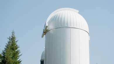 Edifício de um observatório astronômico sob céu azul claro.