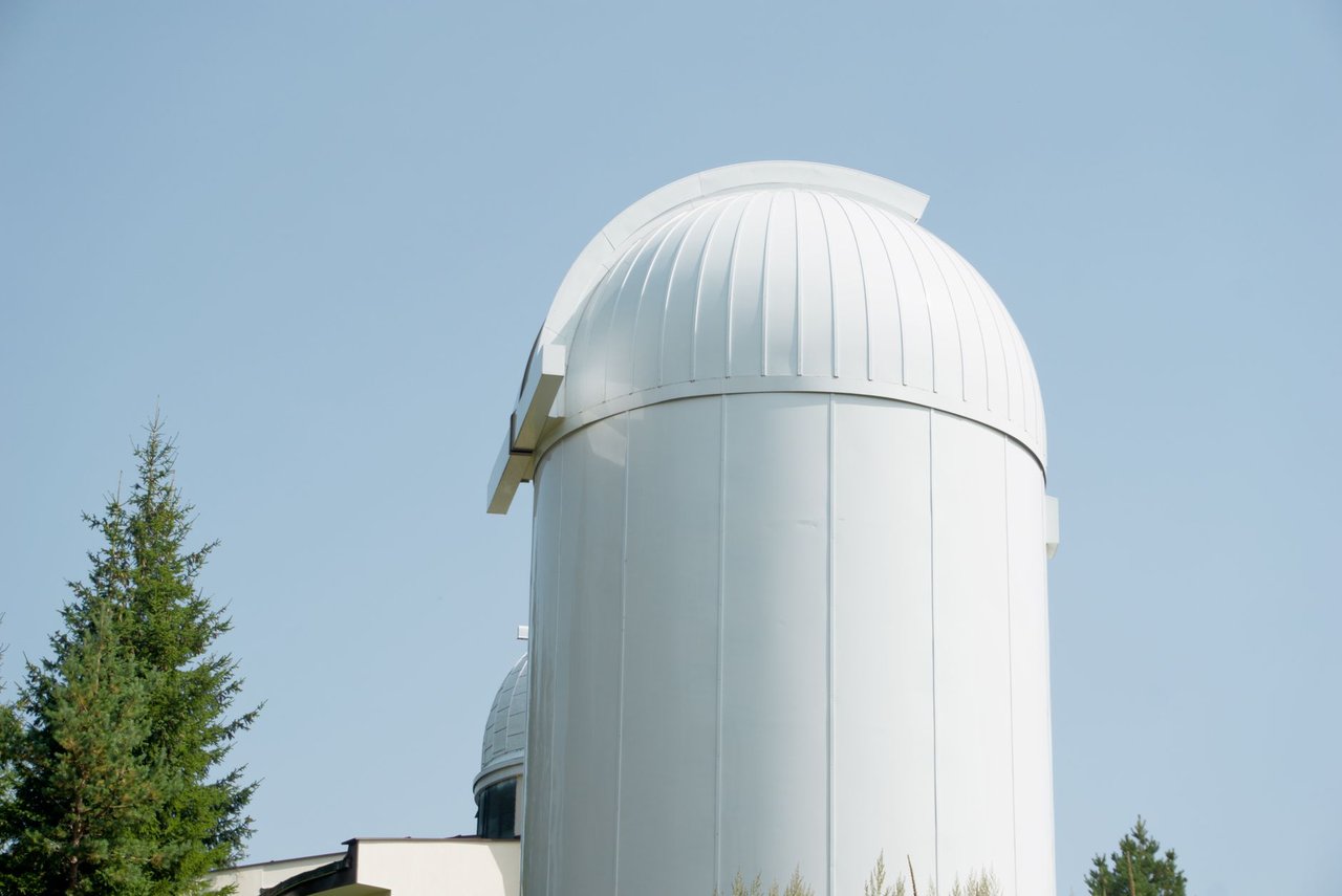 Edifício de um observatório astronômico sob céu azul claro.