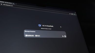 Tela escura exibe uma interface de conversa com um assistente de inteligência artificial.