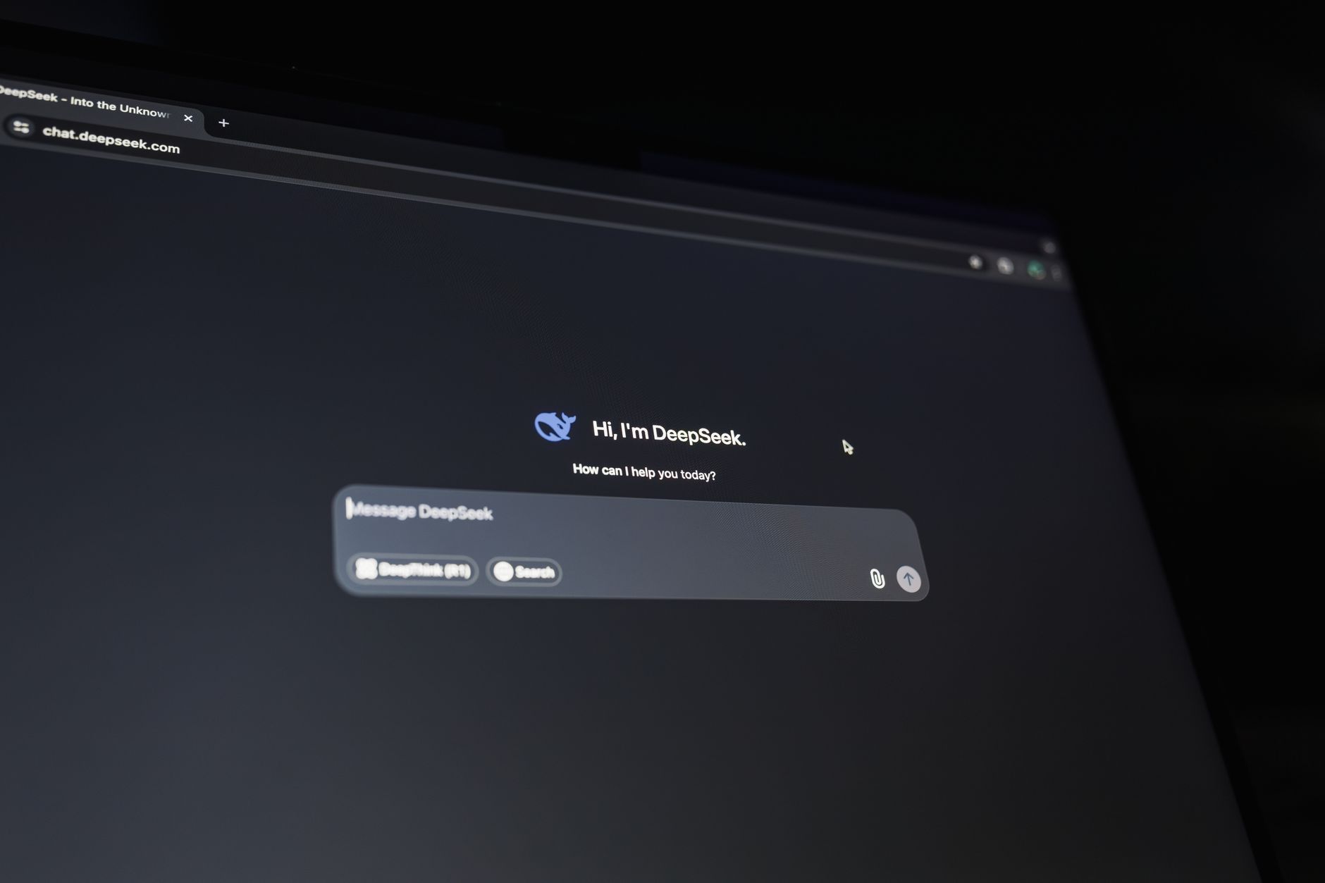 Tela escura exibe uma interface de conversa com um assistente de inteligência artificial.
